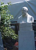 an unpronouncible blokes statue in the small park of music sq plaka