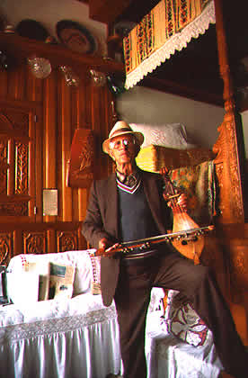 a Kreten Lyre musician