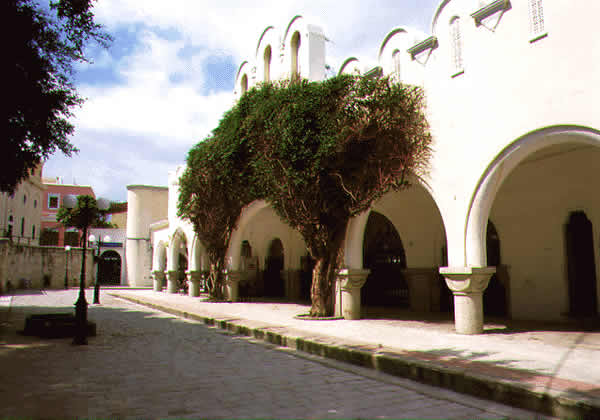 3 arches in building