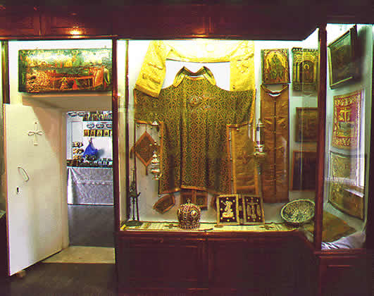 museum display textiles