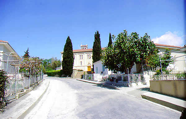 road in to town