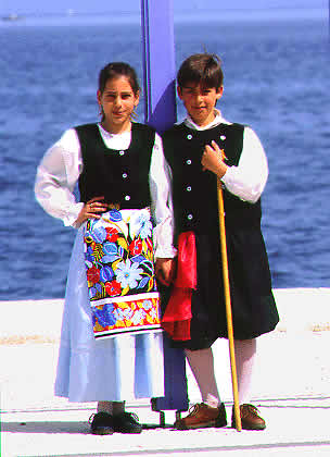 2 children in traditional costume