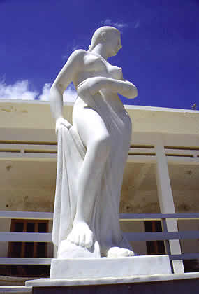 statue